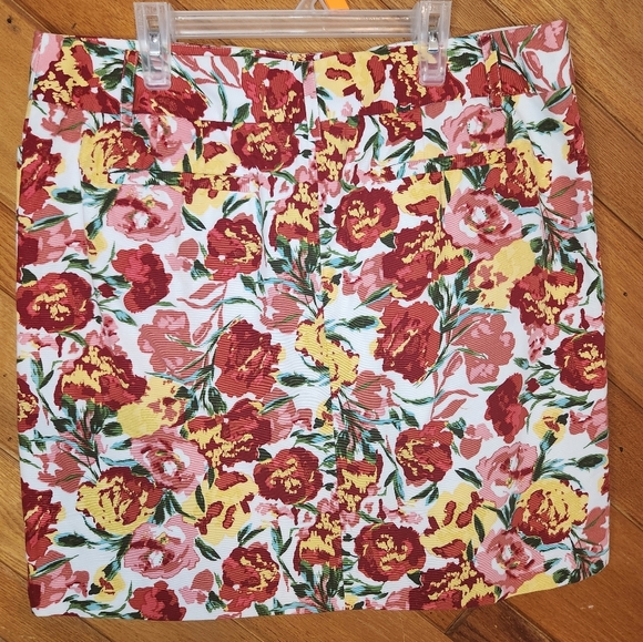 Ann Taylor LOFT rose print mini skirt size 10 - Picture 6 of 9